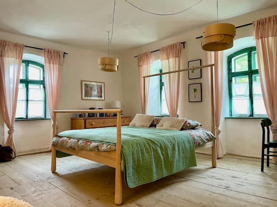 House By The Church - Entire House Crit Экстерьер фото