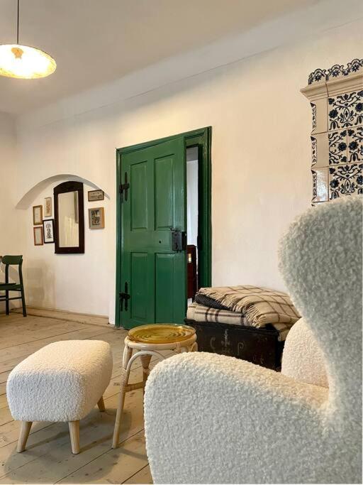 House By The Church - Entire House Crit Экстерьер фото